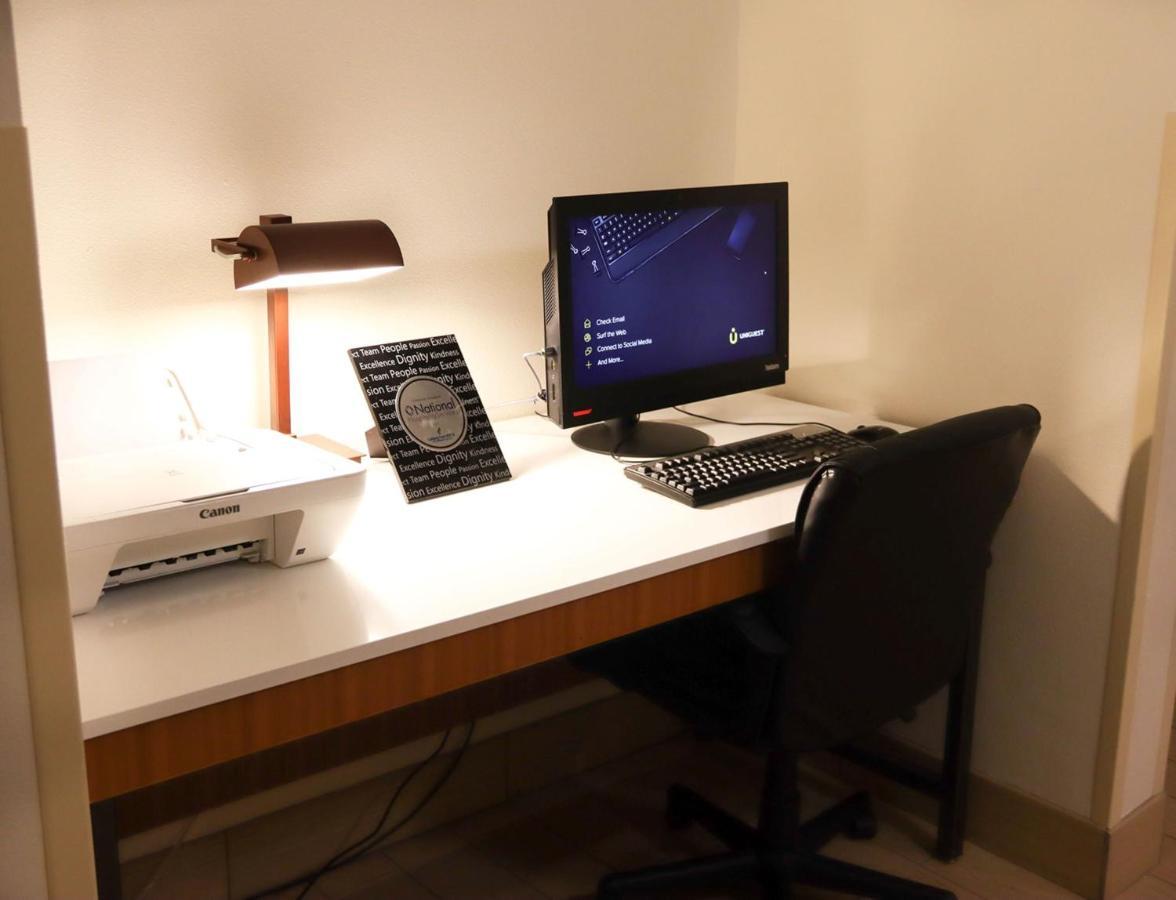 Holiday Inn Express Cedar Rapids - Collins Road By Ihg Bagian luar foto