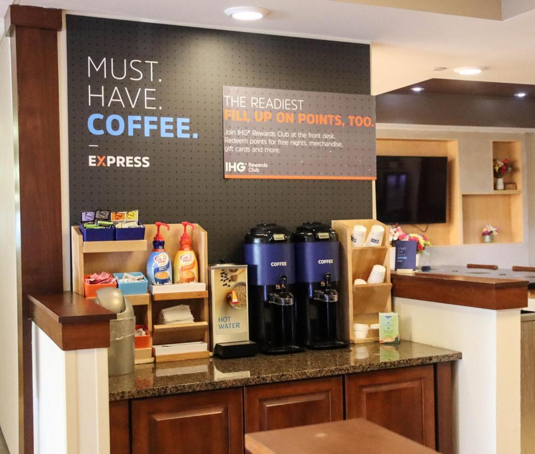 Holiday Inn Express Cedar Rapids - Collins Road By Ihg Bagian luar foto